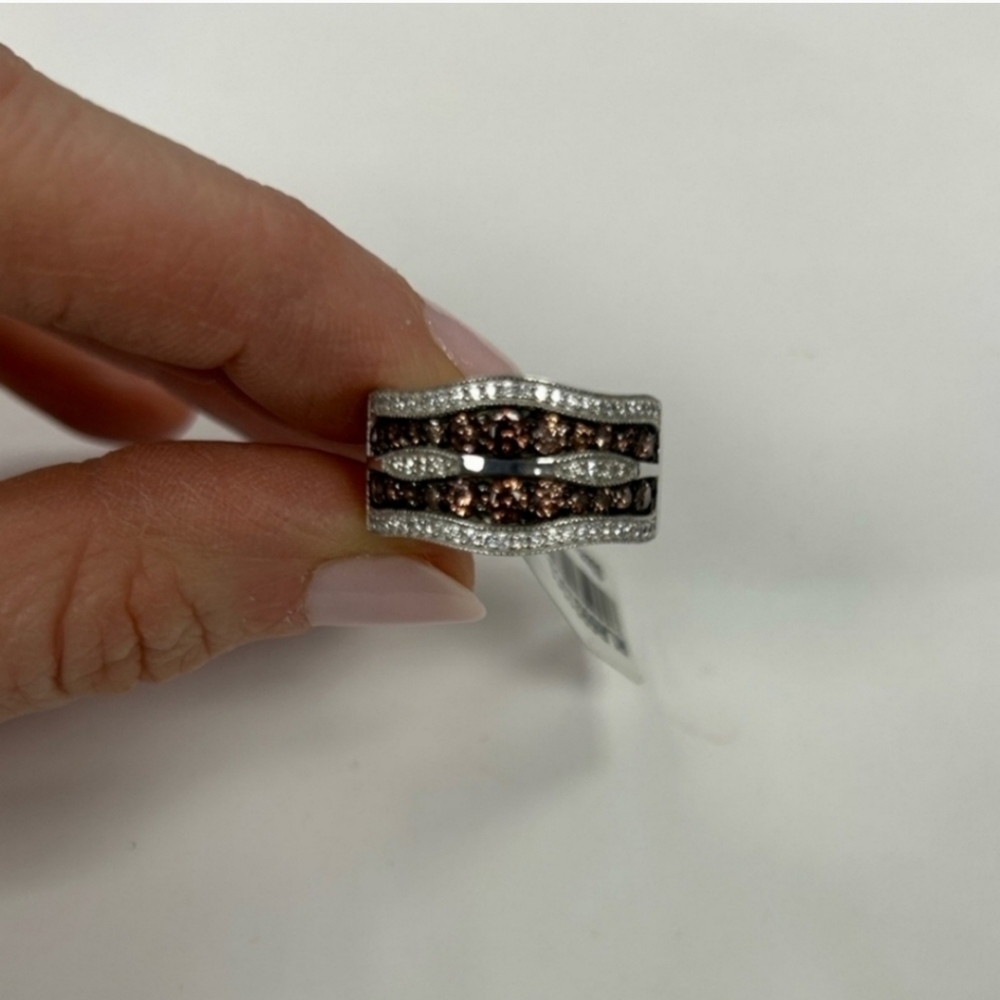 ▪️Suzy Levian ▪️Brown and White Cubic Zirconia Sterling Silver Wavy Ring Size 7 - Picture 2 of 7